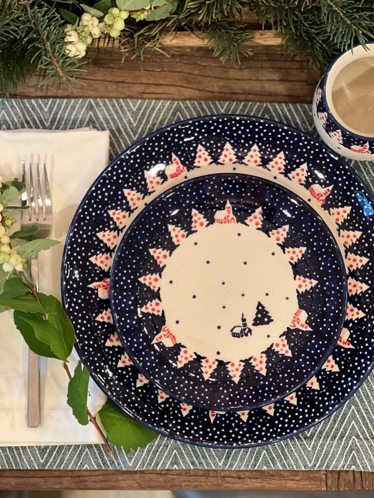 Plate, Round, Dinner, 10" in "Christmas Chapel" by Manufaktura | T132T-CHDK