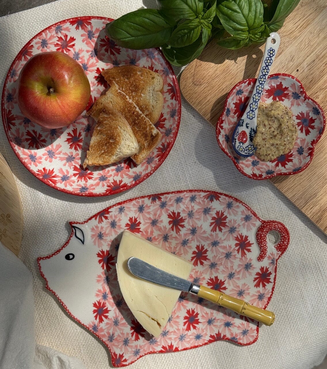 Bowl, Scalloped, Shallow, 4.25", (P205) in "Scarlet Daisy" by Manufaktura | P205U-AS73