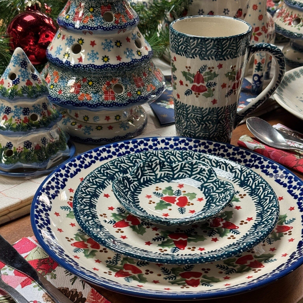 Bowl, Scalloped, Shallow, 4.25", (P205) in "Evergreen Bells" by Manufaktura | P205U-PZDG