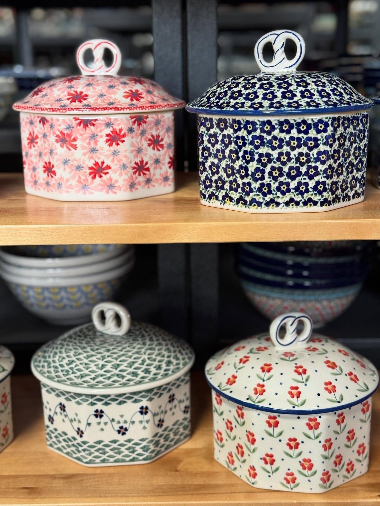 Box, Large Pretzel, 7" in "Scarlet Daisy" by Manufaktura | P108U-AS73