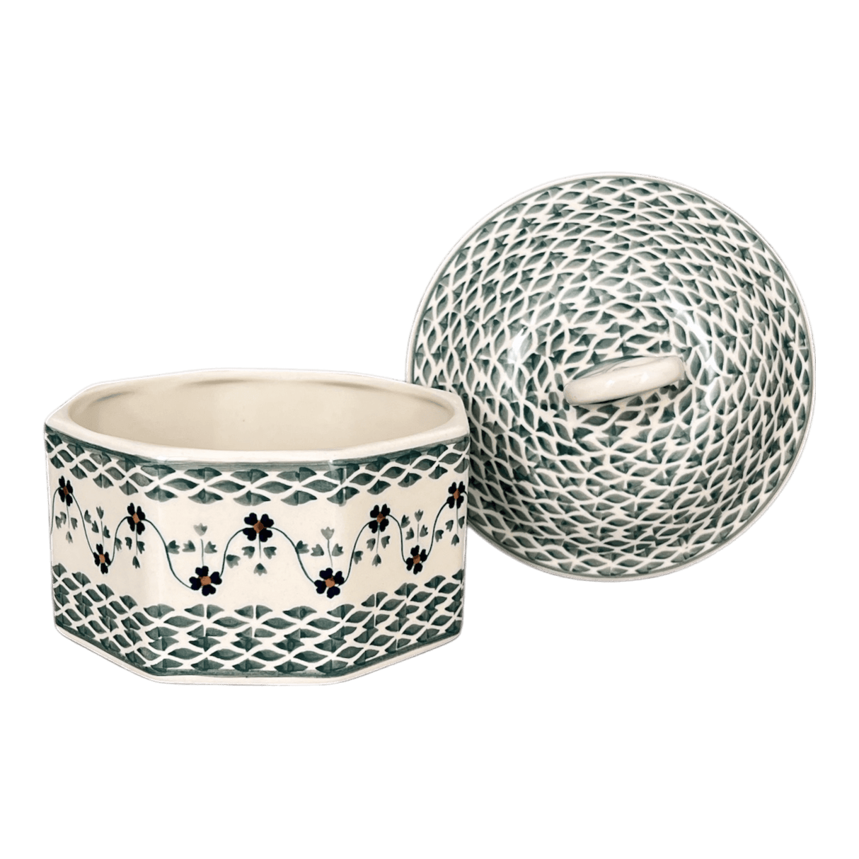 Box, Large Pretzel, 7" in "Woven Pansies" by Manufaktura | P108T-RV