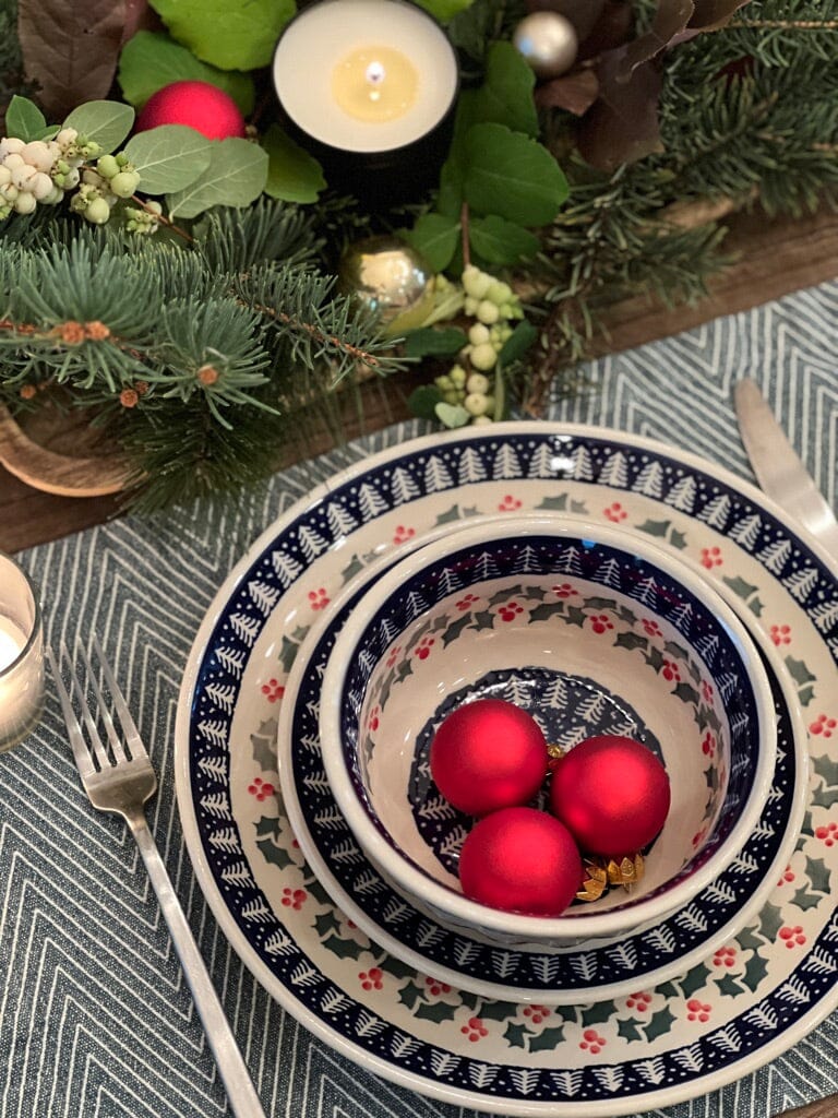 Plate, Round, Dinner, 10" in "Holly In Bloom" by Manufaktura | T132T-IN13