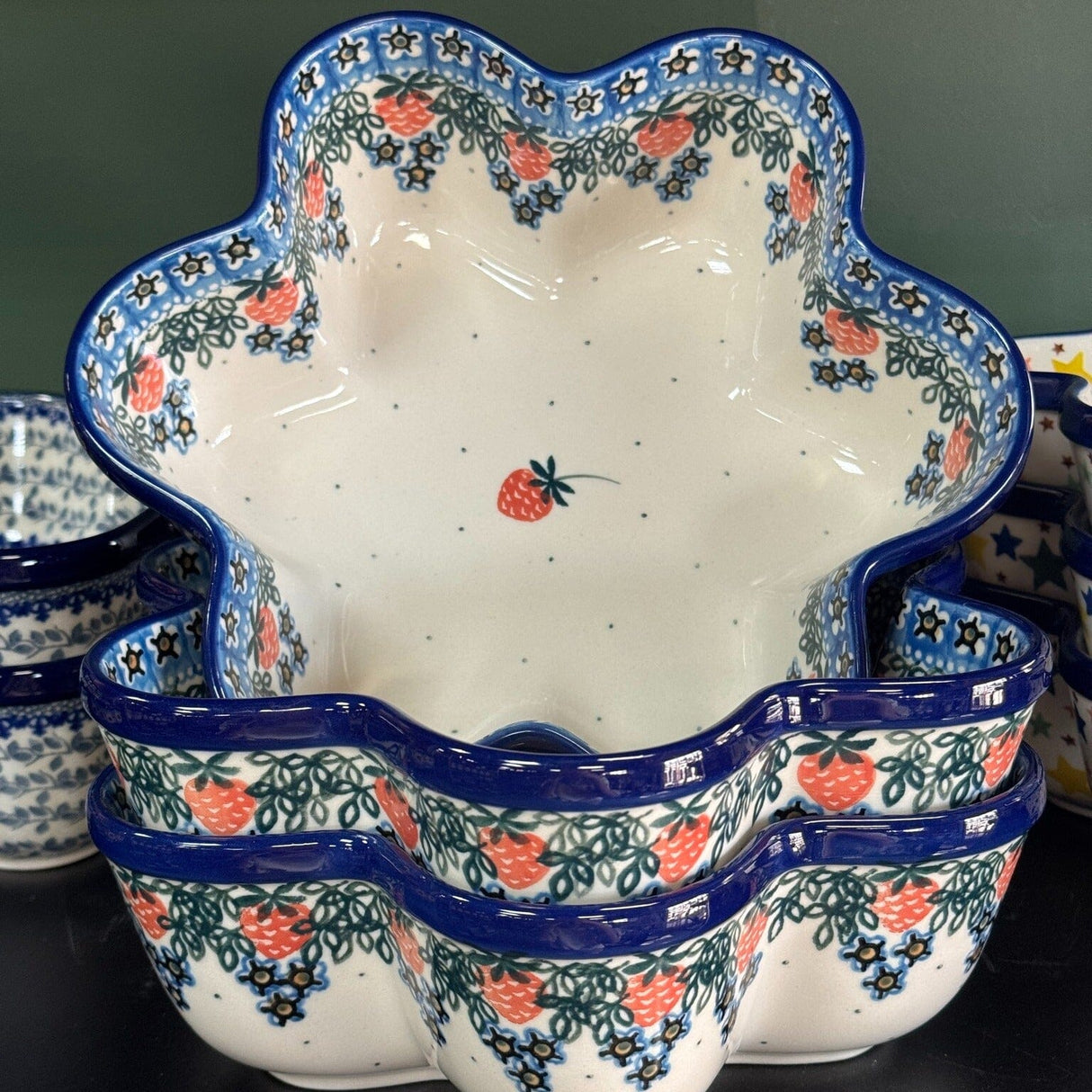 Baker, Flower-Shaped, 9.25" in "Bullfinch on Blue" by Ceramika Artystyczna | AD20-U4830