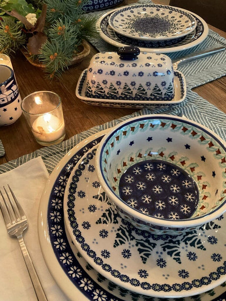 Butter Dish, American, 4" x 7.5" in "Holly In Bloom" by Manufaktura | M074T-IN13