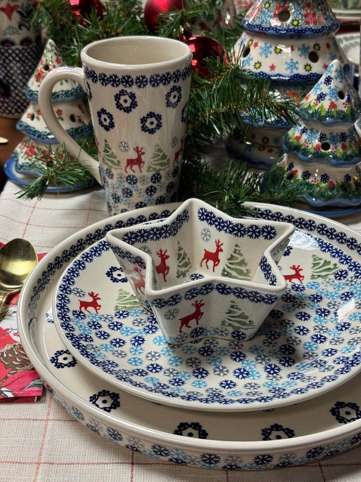 Bowl, Star-Shaped, Small, Manufaktura (M046) in "Bold Red Blossoms" by Maufaktura | M046U-P217